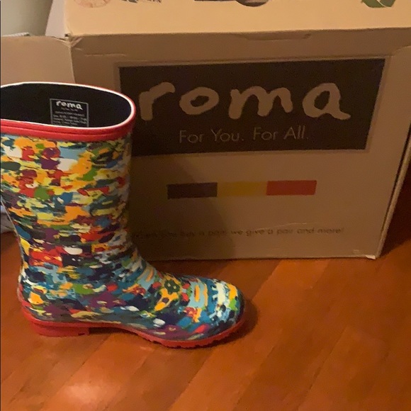 Cute Roma Rainboots! - Picture 2 of 3